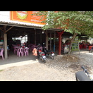 Alle Lokale am Mekongufer versperren die Sicht auf den Strom